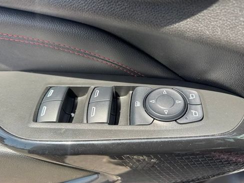 Used 2025 Chevrolet Trax RS w/ Sunroof Package FWD image 9