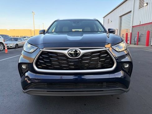 Used 2022 Toyota Highlander XLE AWD/4WD image 2