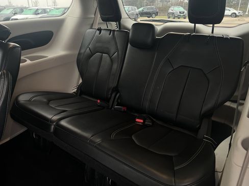 Used 2024 Chrysler Pacifica Touring-L image 13