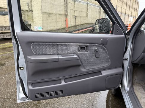 Used 2000 Nissan Frontier XE image 14