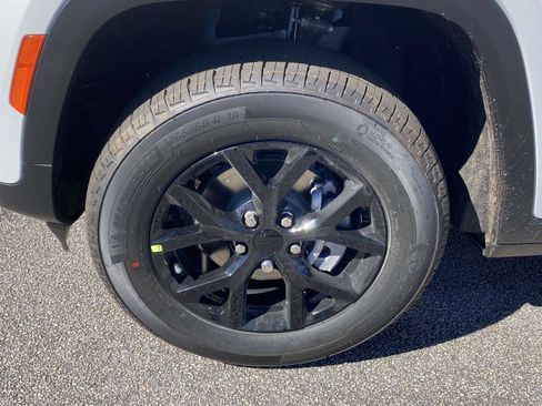 New 2025 Jeep Grand Cherokee Altitude image 16