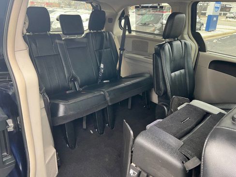 Used 2015 Chrysler Town & Country Touring w/ Driver Convenience Group image 27