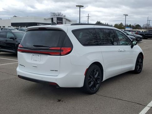 Used 2025 Chrysler Pacifica Limited FWD image 3
