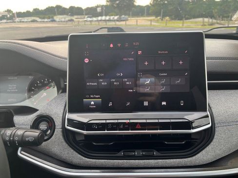 Used 2024 Jeep Compass Latitude image 13