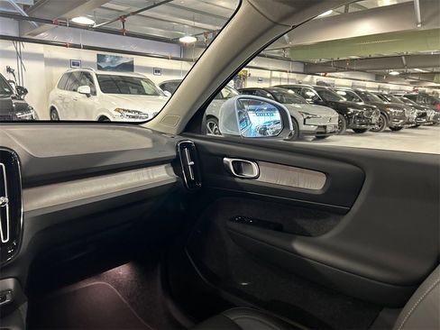Certified 2025 Volvo XC40 B5 Core image 25
