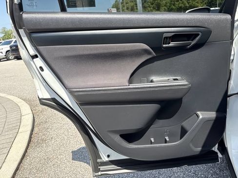 Used 2020 Toyota Highlander L FWD image 33