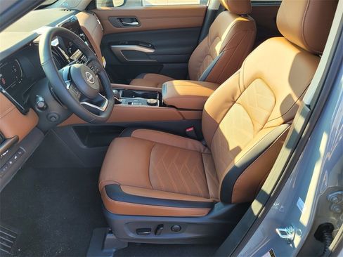 New 2025 Nissan Pathfinder Platinum image 8