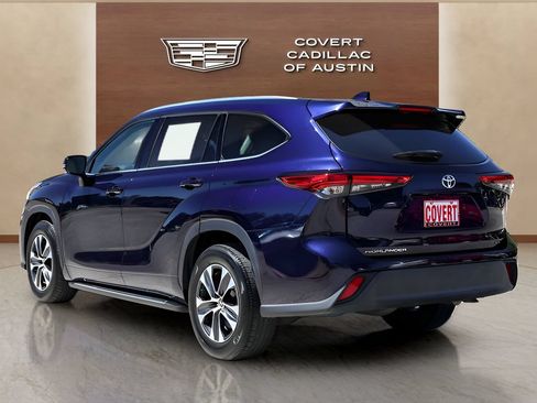 Used 2021 Toyota Highlander XLE FWD image 3