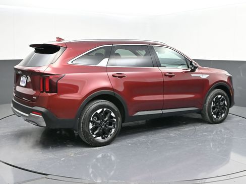 Used 2025 Kia Sorento S image 6