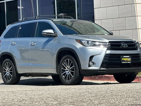 Used 2018 Toyota Highlander SE FWD image 1