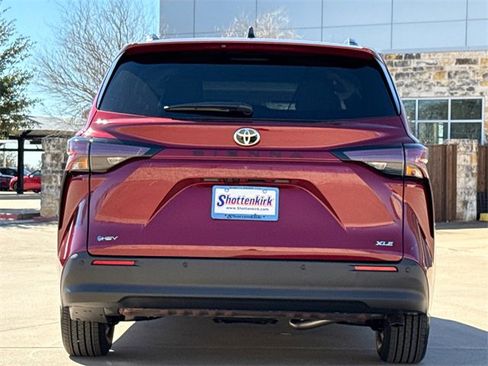 New 2026 Toyota Sienna XLE image 7