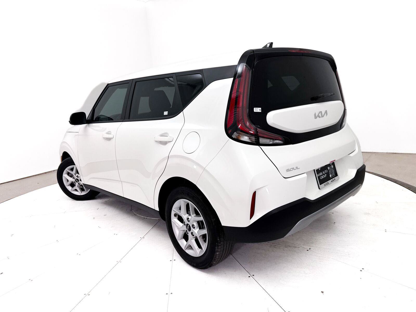 Used 2025 Kia Soul LX w/ LX Technology Package FWD image 2