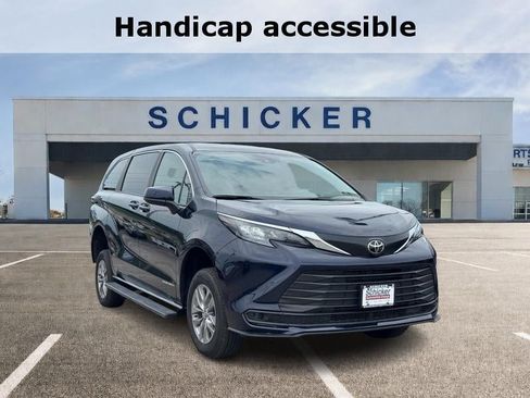Used 2026 Toyota Sienna LE FWD image 1