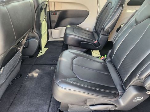 Used 2024 Chrysler Pacifica Touring-L FWD image 30