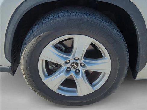 Used 2022 Toyota Highlander LE image 6