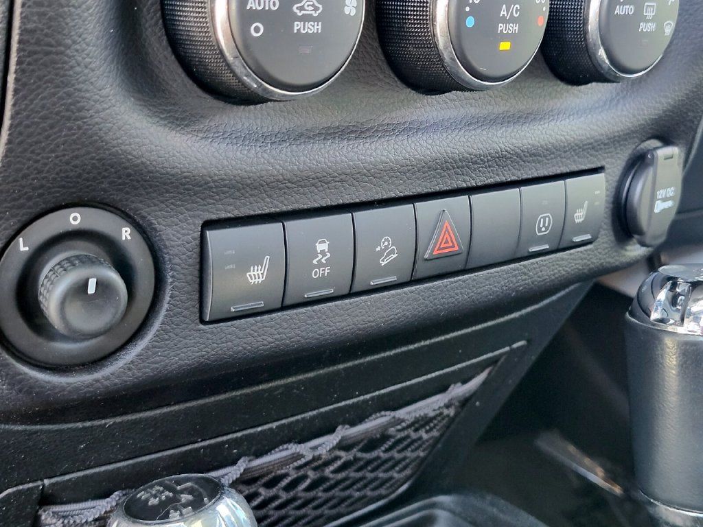 Used 2016 Jeep Wrangler Unlimited Rubicon w/ Connectivity Group AWD/4WD image 22