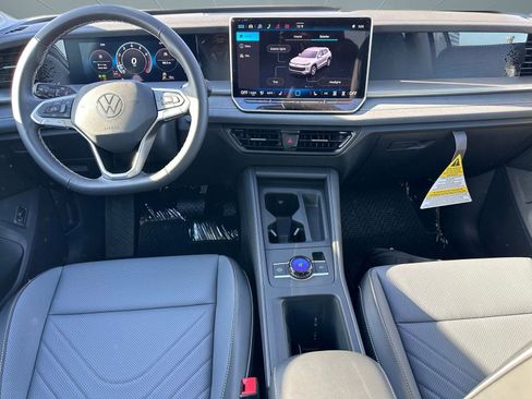 New 2026 Volkswagen Tiguan SE FWD image 3