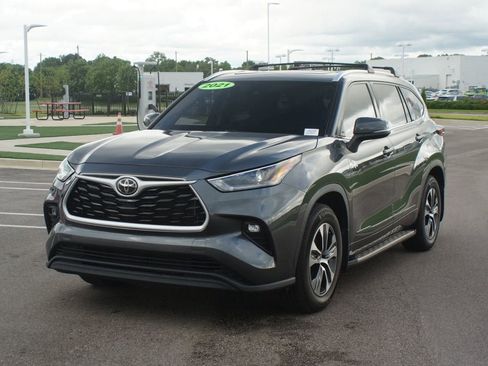 Used 2021 Toyota Highlander XLE FWD image 25