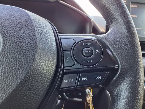 Used 2020 Toyota RAV4 LE AWD/4WD image 6
