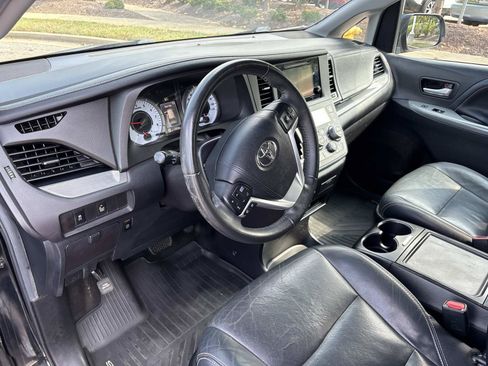 Used 2017 Toyota Sienna SE Premium FWD image 16