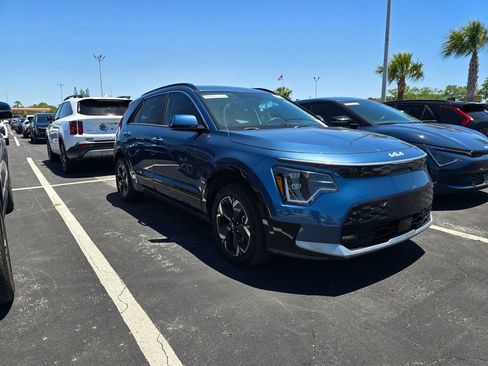 Certified 2023 Kia Niro Wave w/ Wave Preserve Package FWD image 2
