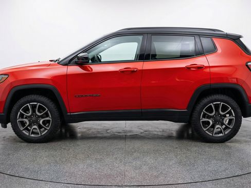 Used 2025 Jeep Compass Trailhawk image 5