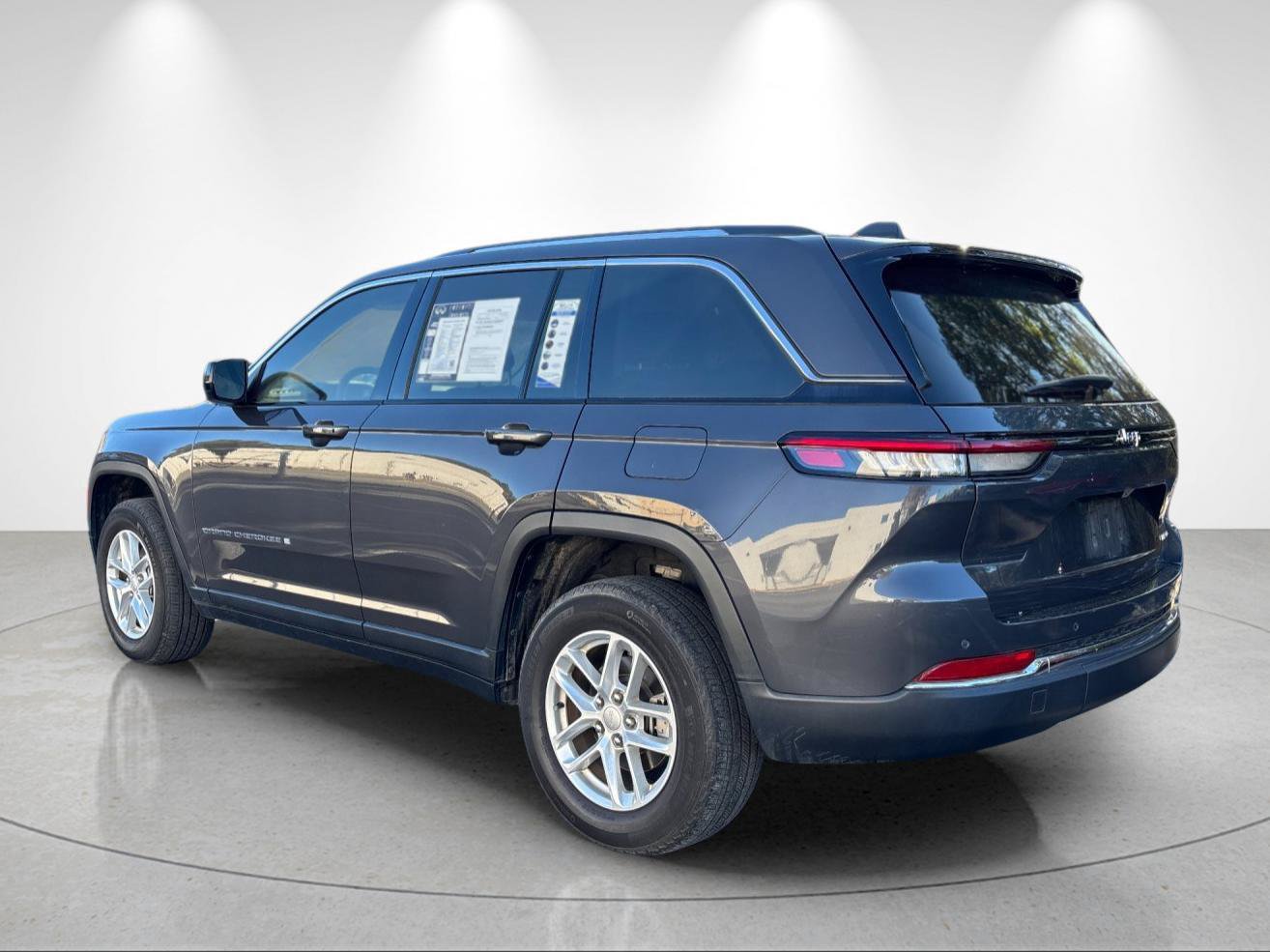 Used 2023 Jeep Grand Cherokee Laredo RWD image 3