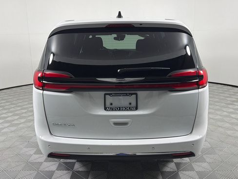 Used 2023 Chrysler Pacifica Touring FWD image 6