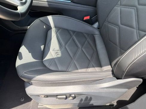 Used 2025 Volkswagen Atlas Cross Sport SE FWD image 24