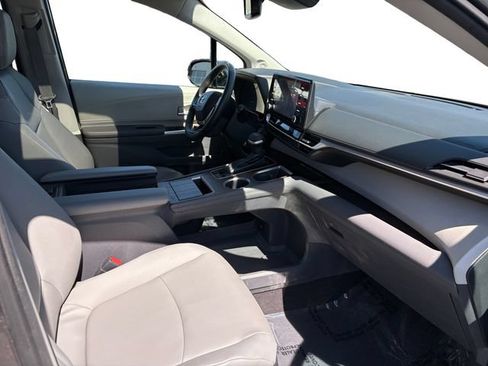 Certified 2022 Toyota Sienna XLE w/ XLE Plus Package FWD image 20