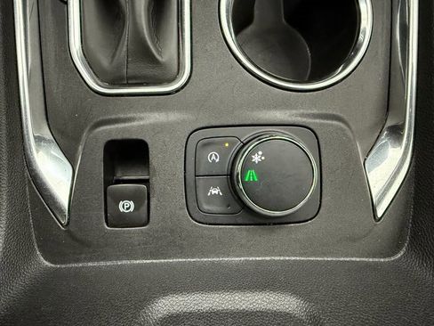 Used 2023 Chevrolet Traverse LT image 21