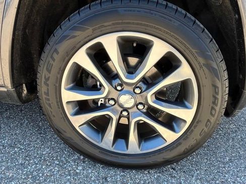 Used 2017 Jeep Grand Cherokee Overland image 9