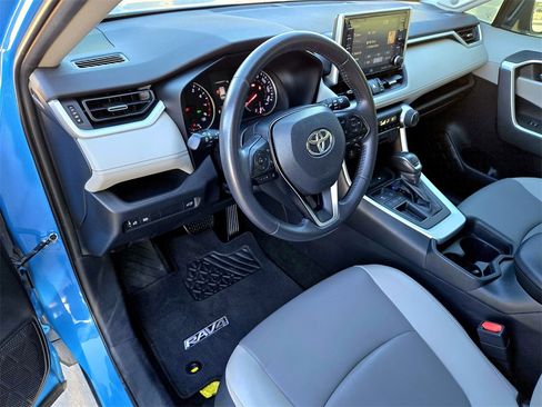 Used 2019 Toyota RAV4 XLE Premium image 11