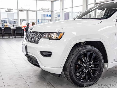 Used 2020 Jeep Grand Cherokee Altitude AWD/4WD image 5