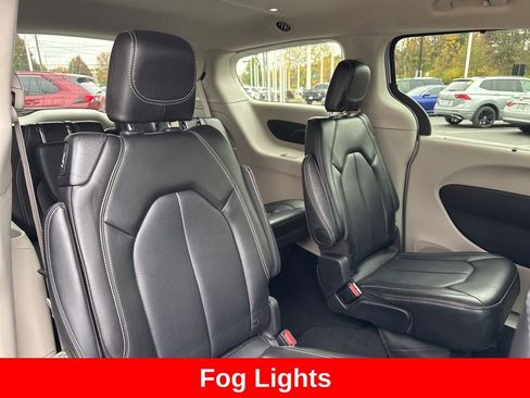 Used 2024 Chrysler Pacifica Touring-L image 23