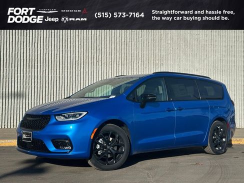 New 2026 Chrysler Pacifica Select w/ S Appearance Package image 1