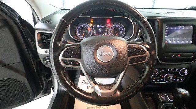 Used 2020 Jeep Cherokee Latitude Plus w/ Comfort/Convenience Group FWD image 18