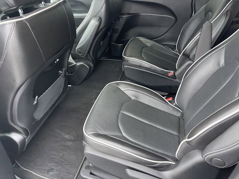 Used 2023 Chrysler Pacifica Limited w/ S Appearance Package image 10