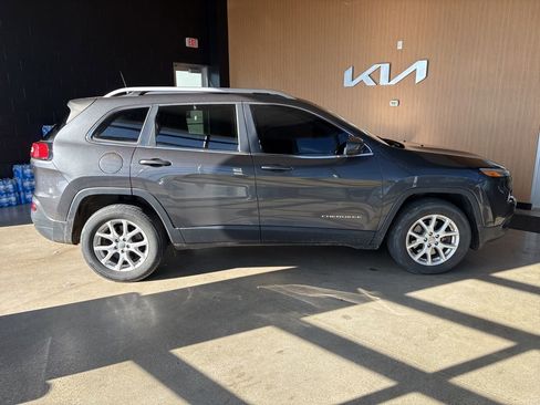 Used 2016 Jeep Cherokee Latitude w/ Cold Weather Group image 16