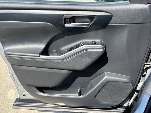 Used 2023 Toyota Highlander XLE image 12