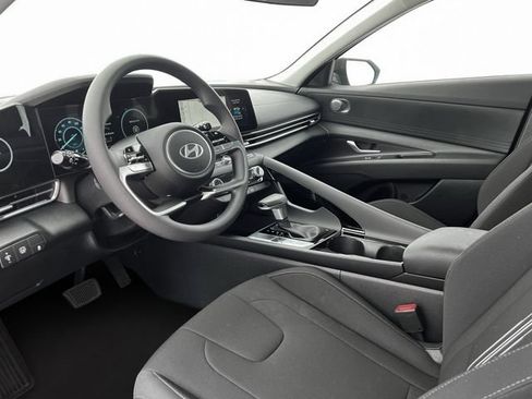 New 2025 Hyundai Elantra Hybrid FWD image 14