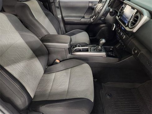 Used 2022 Toyota Tacoma TRD Sport image 3