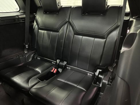 Used 2020 Land Rover Discovery HSE image 32