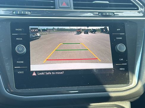 Used 2024 Volkswagen Tiguan SE w/ Panoramic Sunroof Package image 31