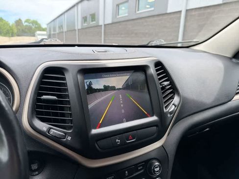 Used 2018 Jeep Cherokee Limited AWD/4WD image 31