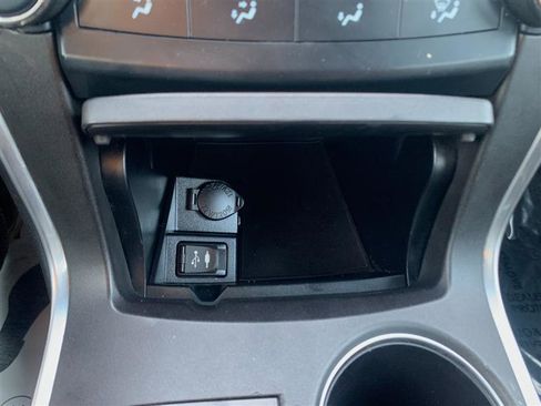 Used 2017 Toyota Camry SE image 25