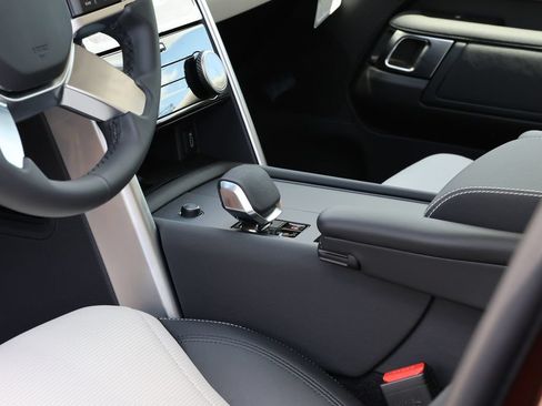 New 2026 Land Rover Discovery Limited Edition AWD/4WD image 16