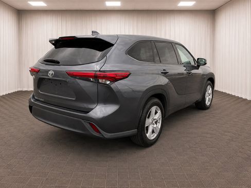 Used 2020 Toyota Highlander L FWD image 3