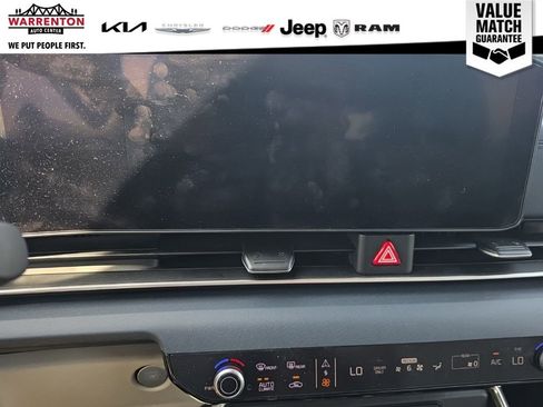 Used 2025 Kia Carnival EX FWD image 14