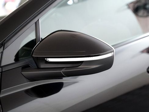 Used 2024 Audi Q4 e-tron Premium Plus image 21